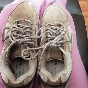 Like new New Balance women's sneakers size 8